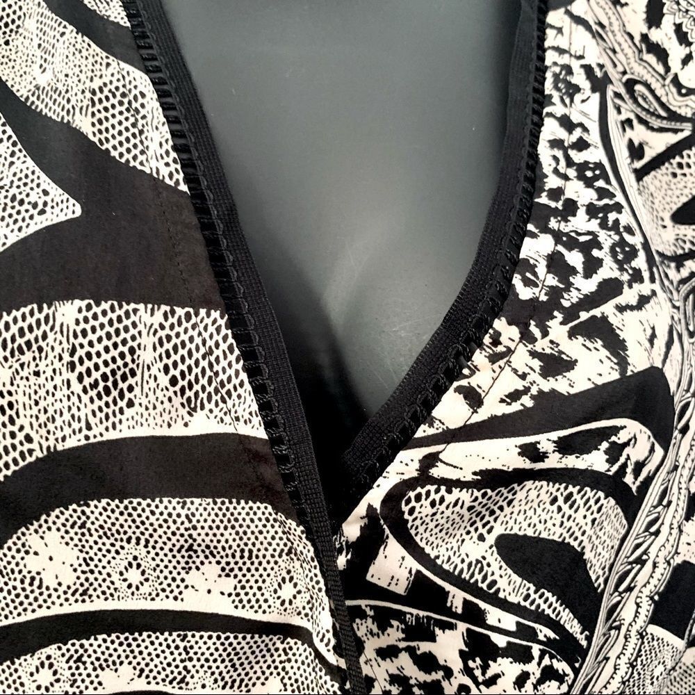 ANGL Black & Cream Abstract Pribt Surplice Short Romper Size Small - Picture 2 of 15